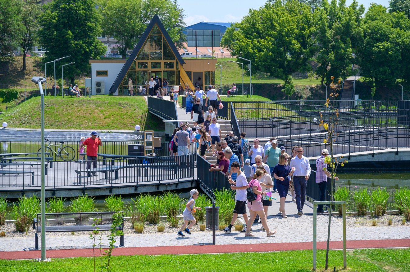 Lejutni még nem lehet kerekesszékkel, de a cukrászda már akadálymentesen megközelíthető •  Fotó: Antal Árpád/Facebook
