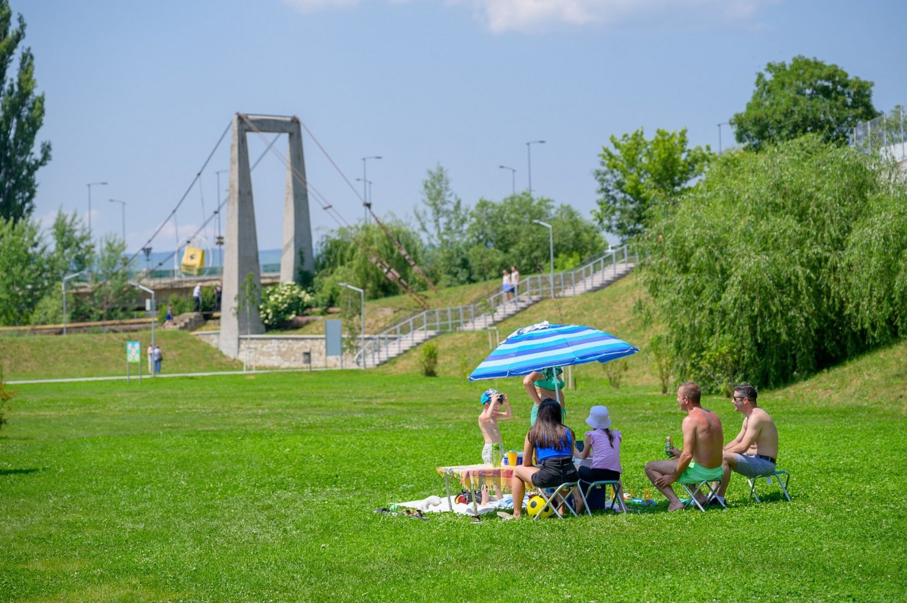 Az árnyékolást is meg lehet kreatívan oldani •  Fotó: Antal Árpád/Facebook