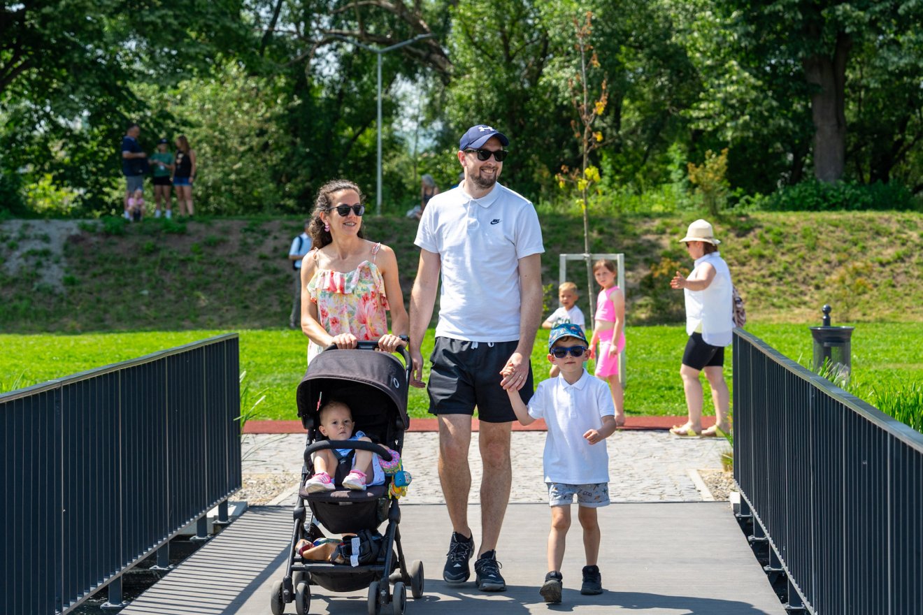Családdal könnyebb, a gyermeket egyedül sétáltató anyukáknak viszont nehezebb lejutni a piknikezőhelyre •  Fotó: Antal Árpád/Facebook