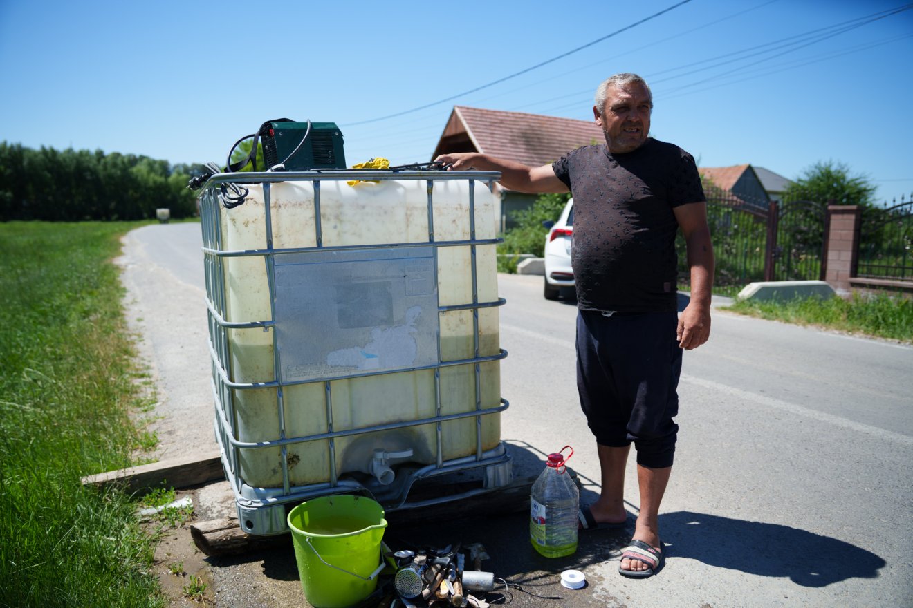 Nagyborosnyón az utcai tartályokból fedezik a háztartások vízszükségeltét •  Fotó: Tuchiluș Alex