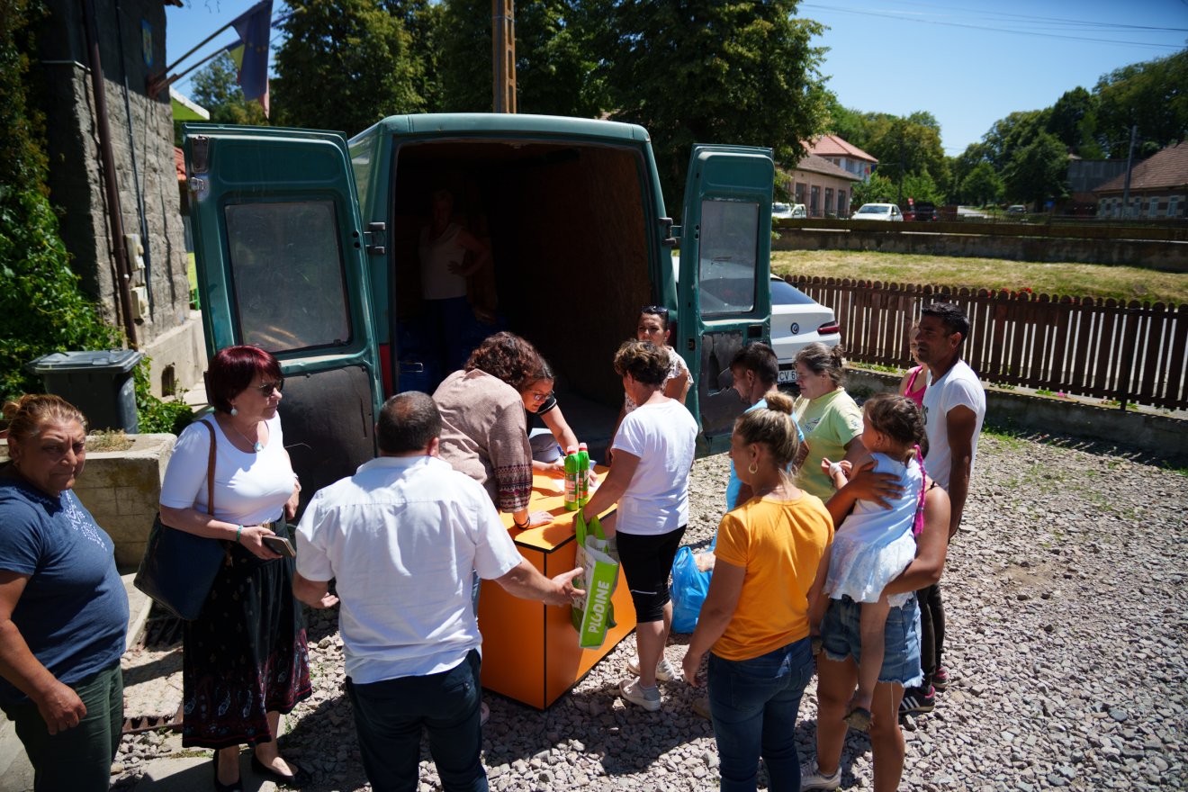 Egy jószándékú ember segélyszállítmánya is képes vihart kavarni •  Fotó: Tuchiluș Alex