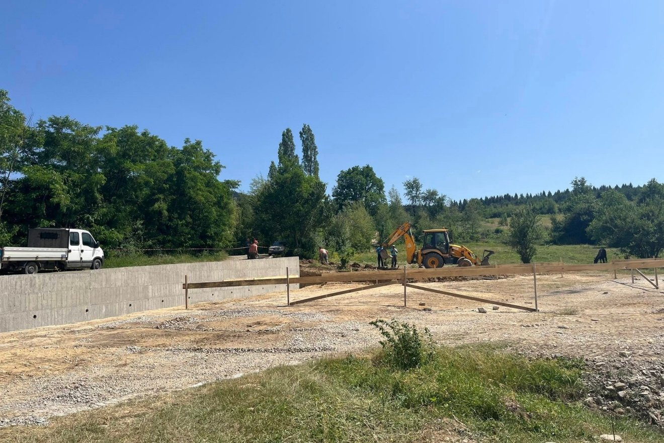 A helyi önkormányzat a futballpálya közelében találta meg a megfelelő telket, ahol el is kezdődött a kivitelezés