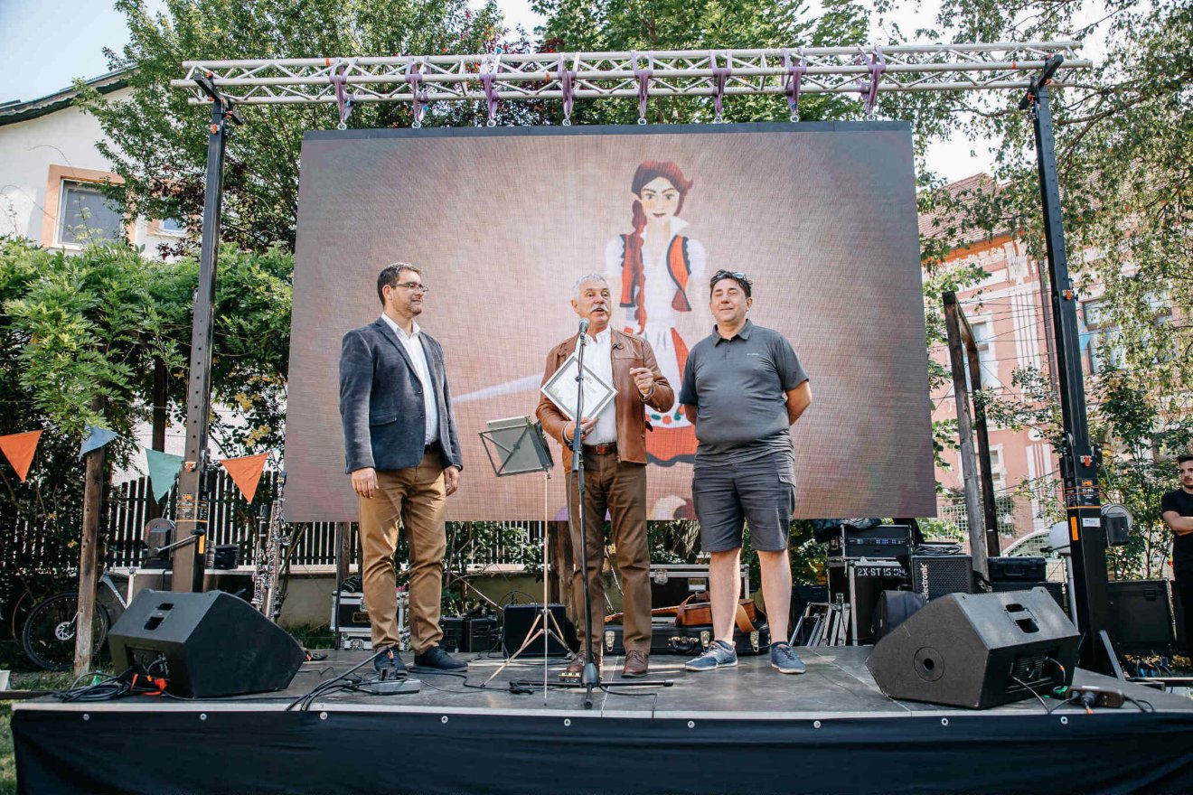 Tamás Sándor megköszönte a legendárium atyjának a közösség megerősítéséért, a turizmus fejlesztéséért kifejtett munkáját •  Fotó: Kovászna Megye Tanácsa