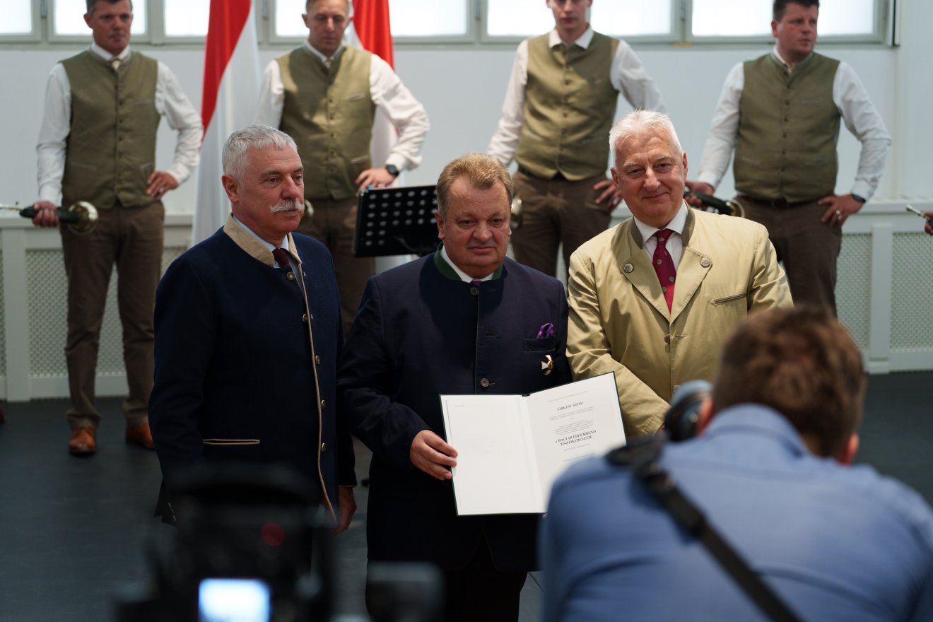 A kitüntetést Semjén Zsolt miniszterelnök-helyettes adta át •  Fotó: Tuchiluș Alex