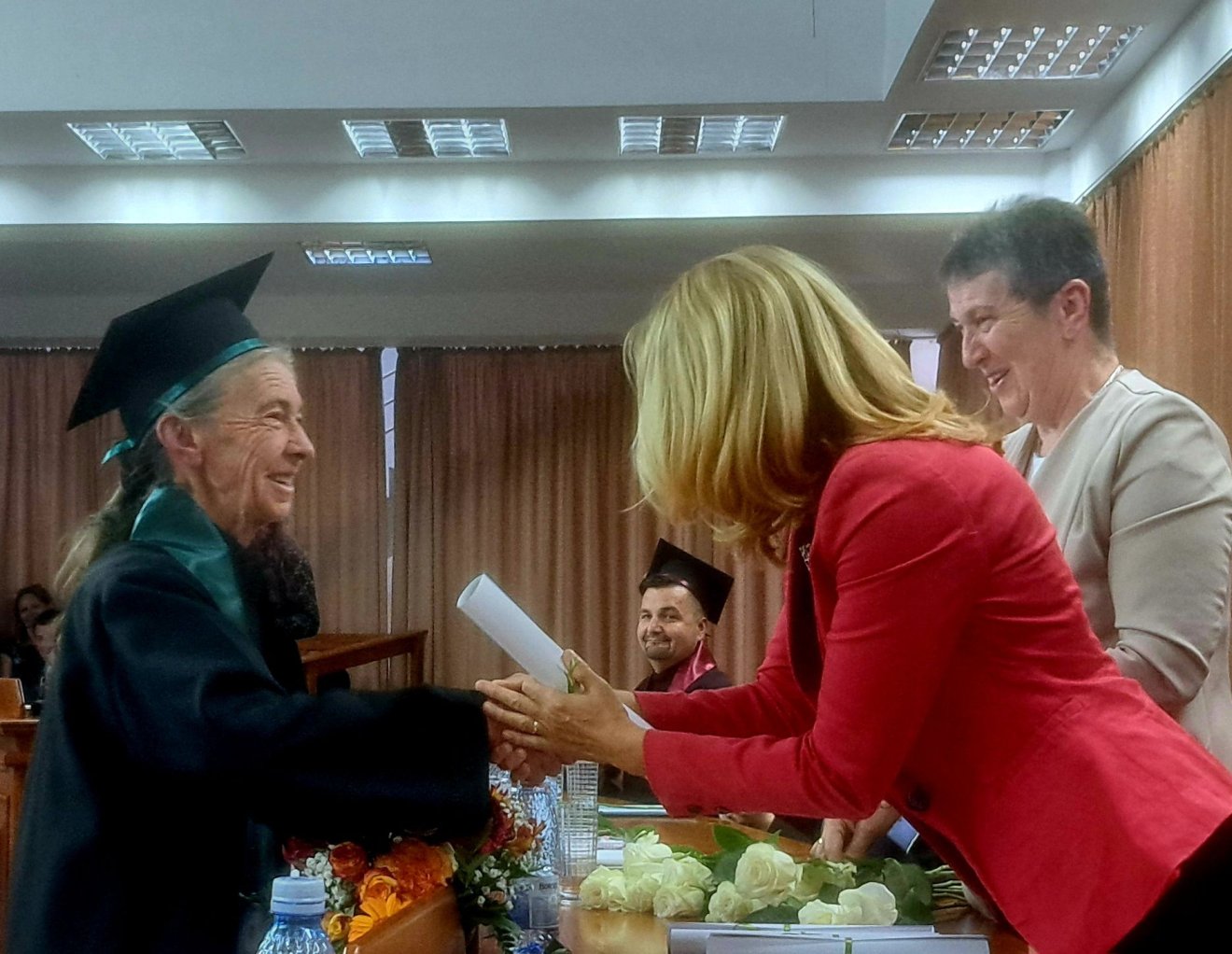 Nagy tapsot kapott a kollégáktól a diplomaosztón •  Fotó: Movila Mária /Facebook