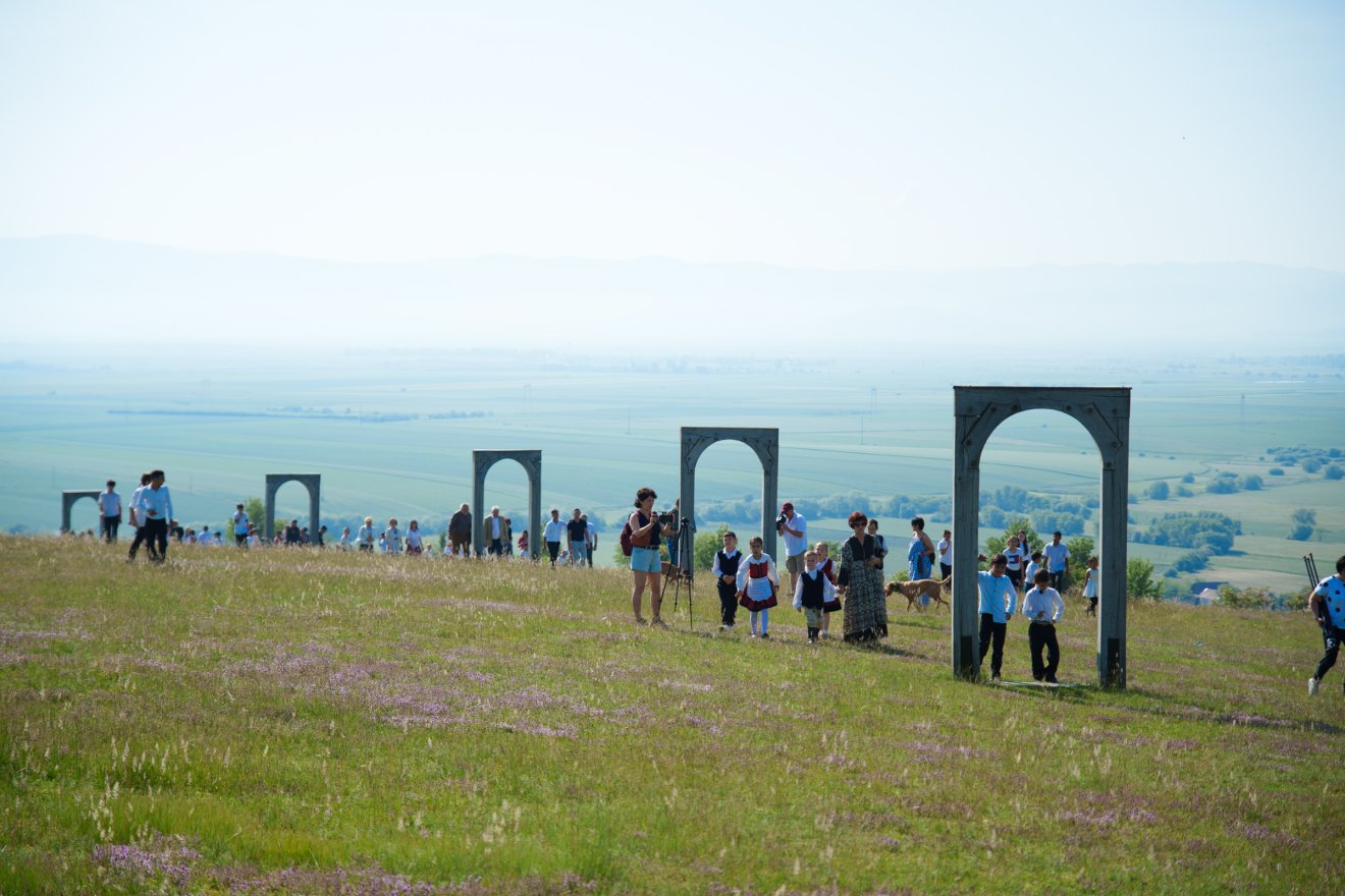 12 székelykapu vezet a központi emlékműhöz, most már 3 nyelven elérhető információt kínálva a QR-kódok által •  Fotó: Tuchiluș Alex