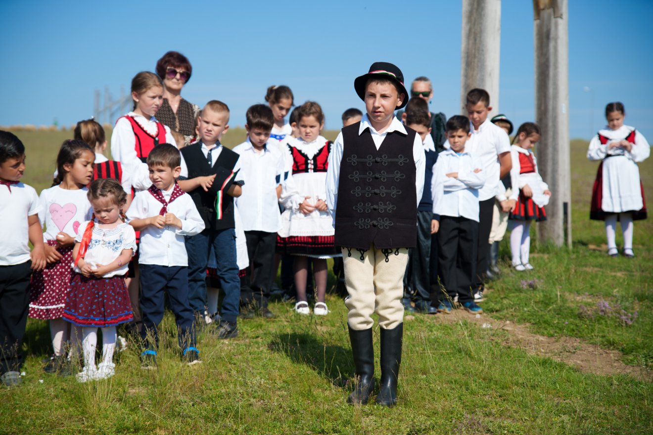 A maksai Orbán Balázs Általános Iskola tanulói és a helybeli óvodások működtek közre az avatóünnepségen •  Fotó: Tuchiluș Alex