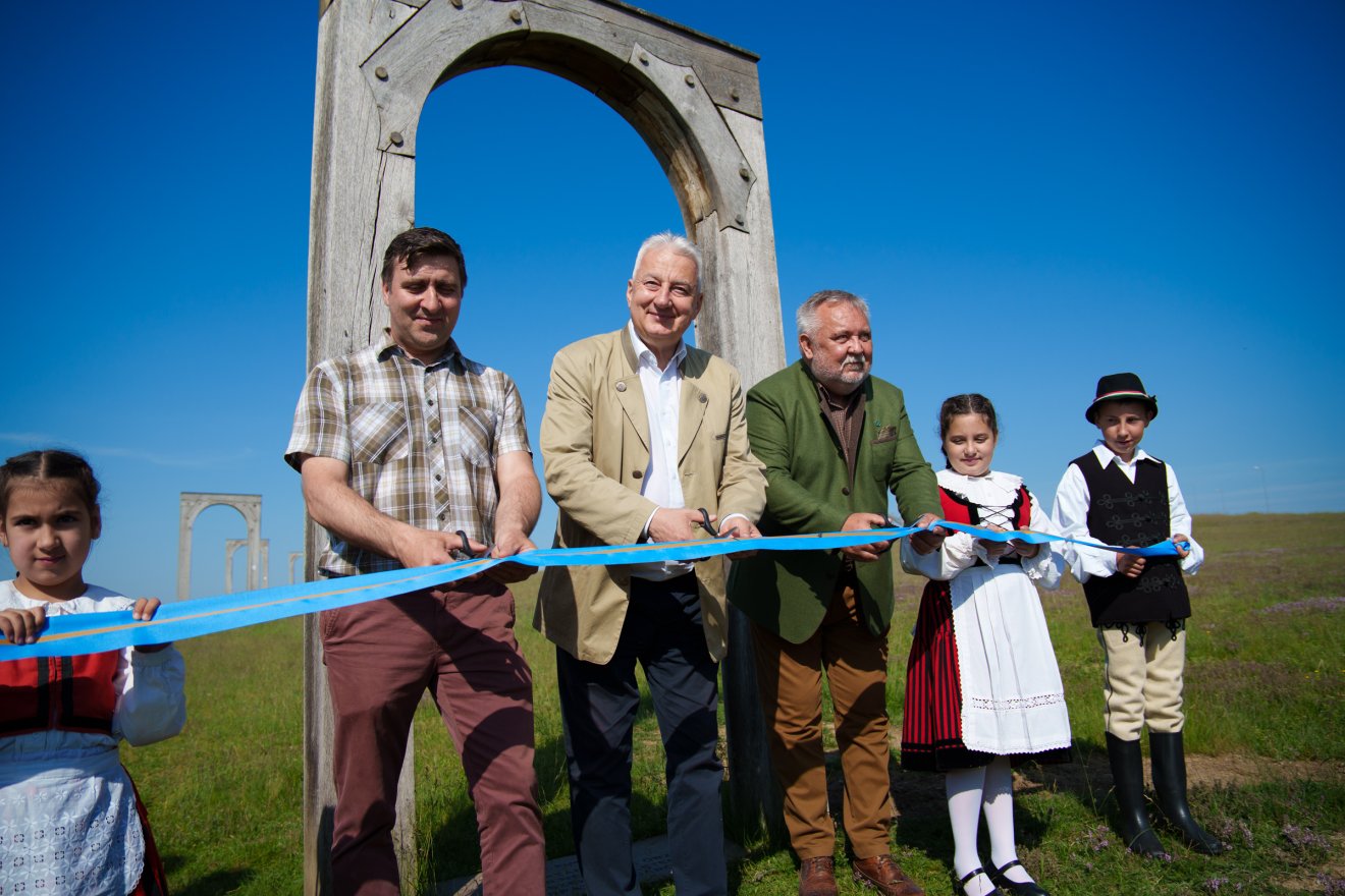 Semjén Zsolt (középen), Vitályos Lajos, Maksa község polgármestere és Demeter János átvágják a szalagot •  Fotó: Tuchiluș Alex