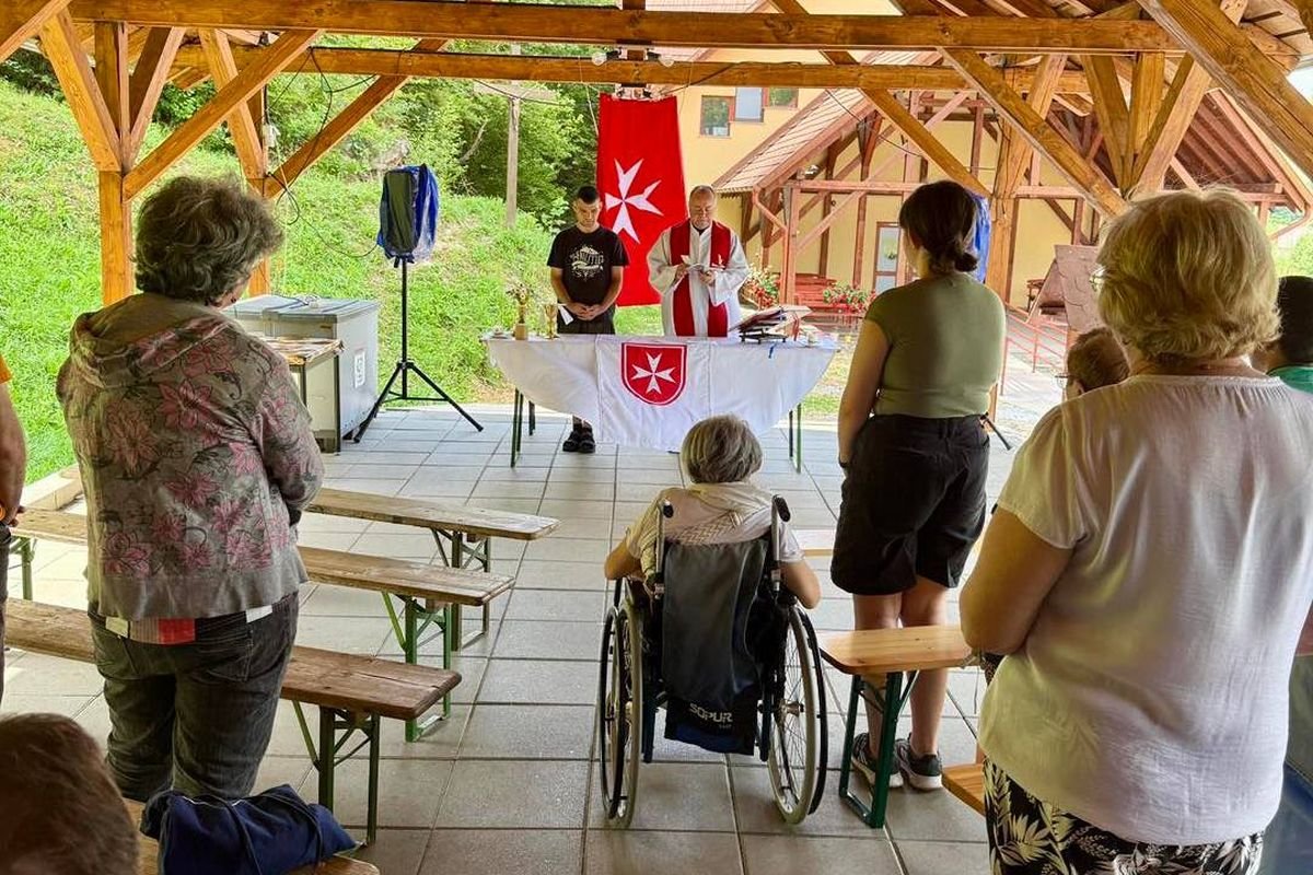 Szentmisét is tartottak a táborban •  Fotó: Máltai Szeretetszolgálat/Facebook