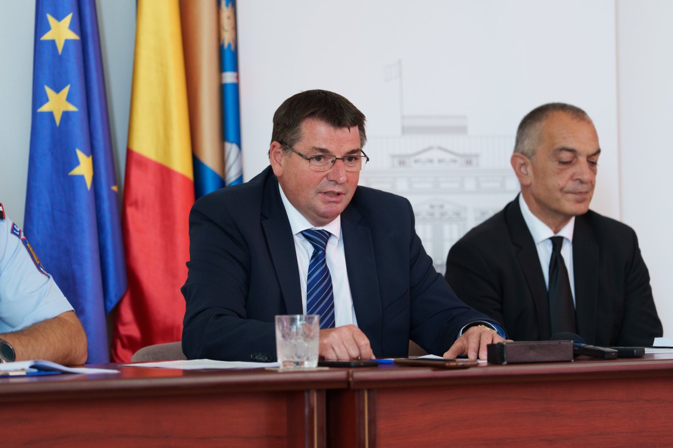 A legjobban károsodott községek által igényelt   segítségkérést  (pl. építőanyagra vonatkozóan) továbbították Bukarestbe •  Fotó: Tuchiluș Alex