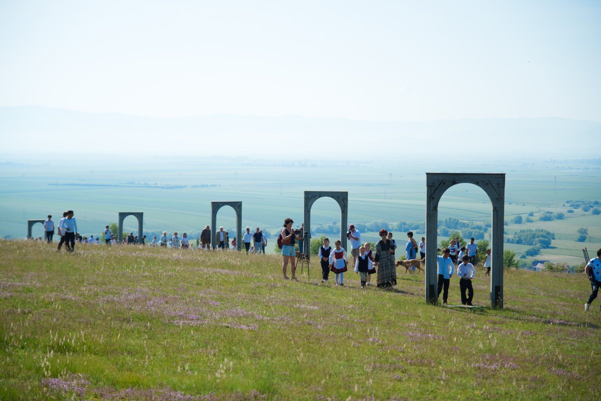 12 székelykapu vezet a központi emlékműhöz, most már 3 nyelven elérhető információt kínálva a QR-kódok által &bullet;  Fotó: Tuchiluș Alex