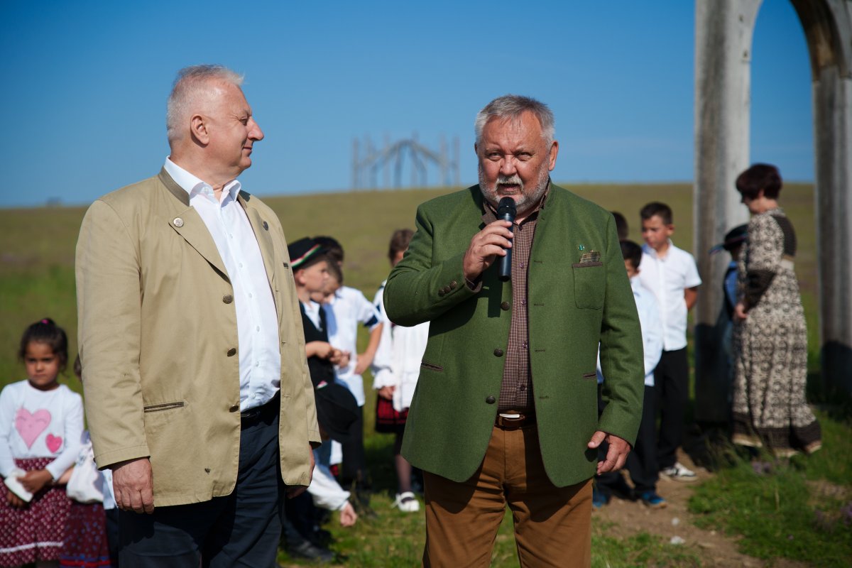 Demeter János, az emlékpark ötletgazdája  (jobbról) és Semjén Zsolt, Magyarország miniszterelnök-helyettese adta át a megújult emlékparkot &bullet;  Fotó: Tuchiluș Alex