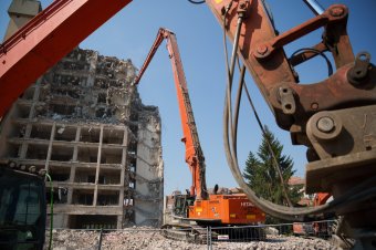 Csonka épület az óriáslepel mögött – eltűnőben a Bodok szálló