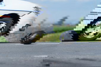 Külföldi motoros ütközött autóval a Gyilkos-tó felé vezető úton