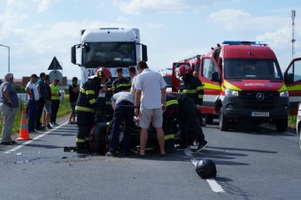 Furgon és motorbicikli ütközött, lezárták az országutat – frissítve