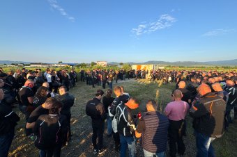 Dübörgő motorokkal, gyertyafénnyel búcsúztatták a tragikus balesetben elhunyt motorost