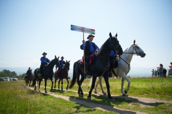 Elindultak a háromszékiek szent hegyéről Csíksomlyóra a lovas zarándokok