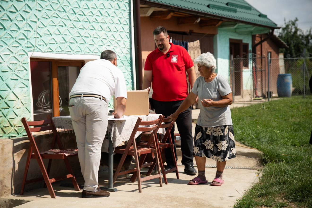 Diákok által összeállított tartósélelmiszer-csomagot osztottak szét az árvízkárosultak között •  Fotó: Tuchiluș Alex