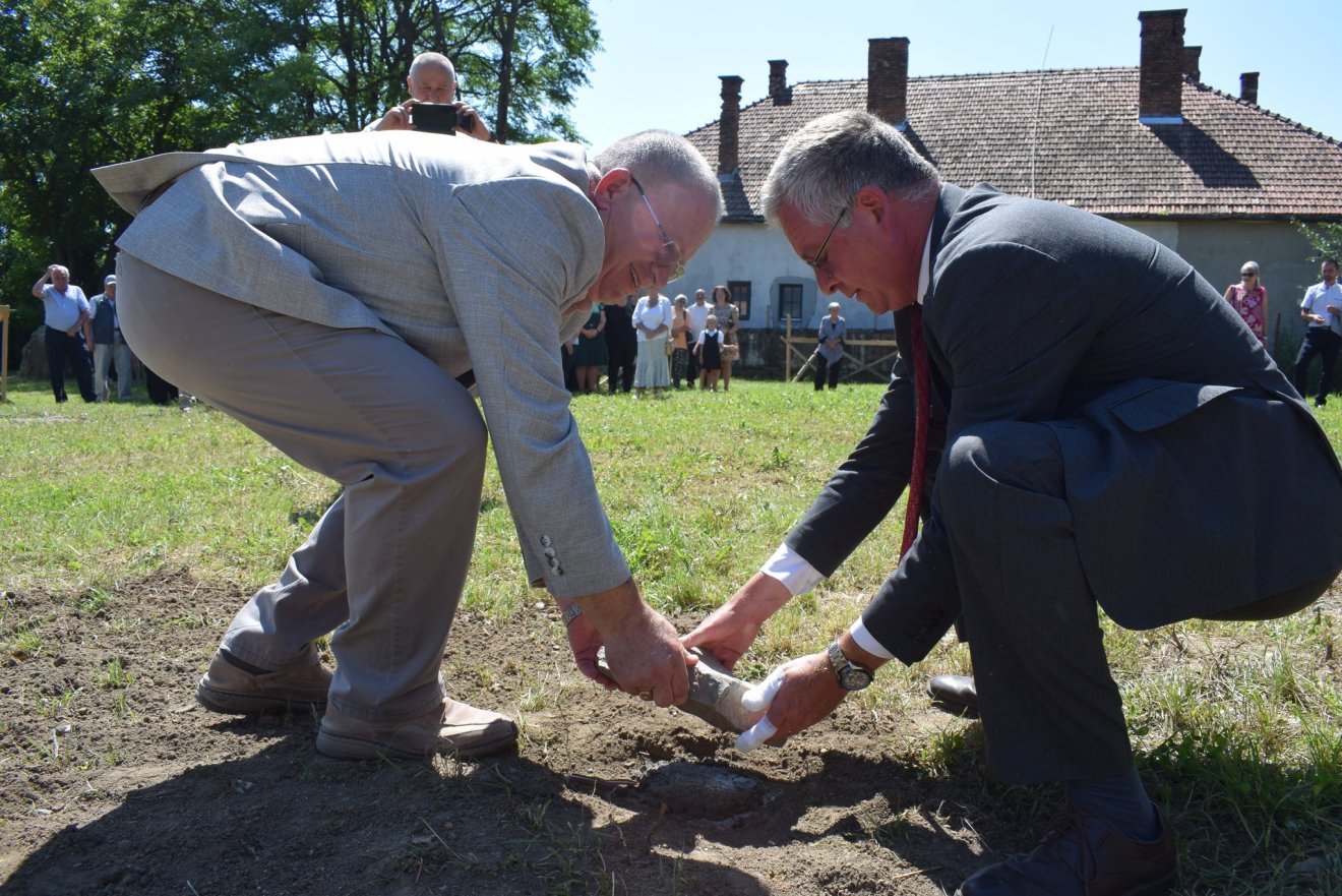 Elhelyezték az időkapszulát, letették az alapkövet, indul az építkezés •  Fotó: Porzsolt Levente/Facebook