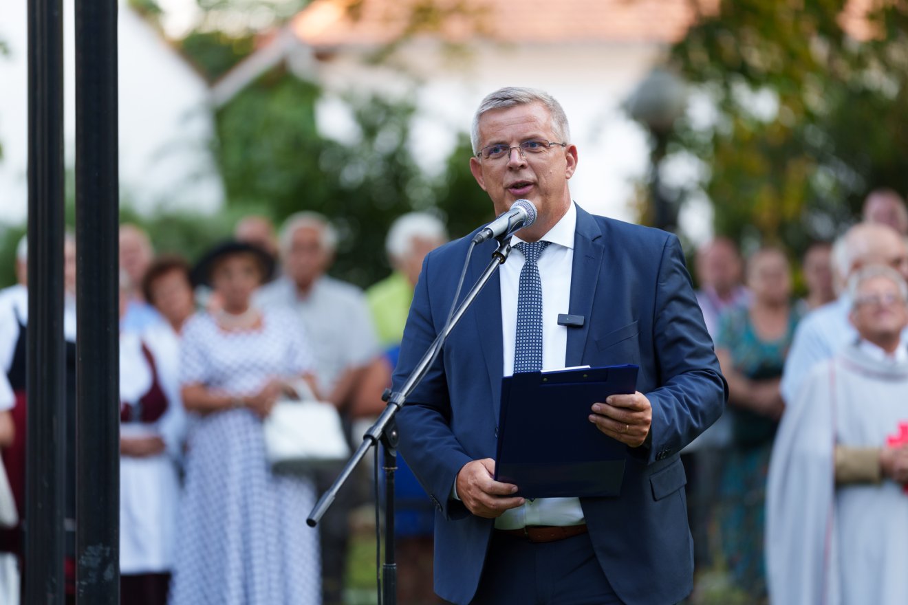 „Kívánom, hogy mindig legyen kenyér az asztalon – és legyen kivel körbeülni azt az asztalt” – mondta Miklós Zoltán képviselő •  Fotó: Tuchiluș Alex