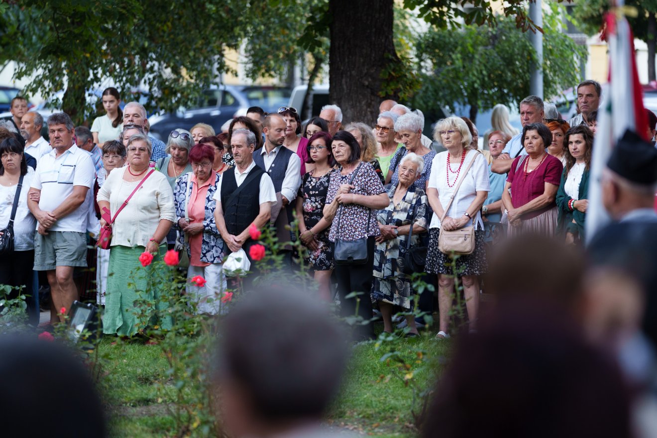 Mintegy négyszázan ünnepeltek közösségben a templom udvarán •  Fotó: Tuchiluș Alex