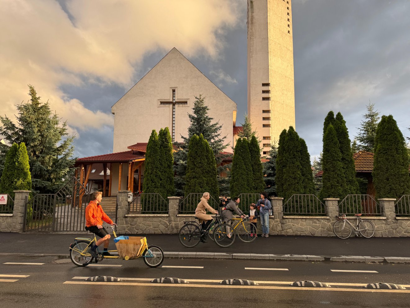 A Krisztus Király templomhoz már napsütésben érkeztek •  Fotó: Farkas Orsolya