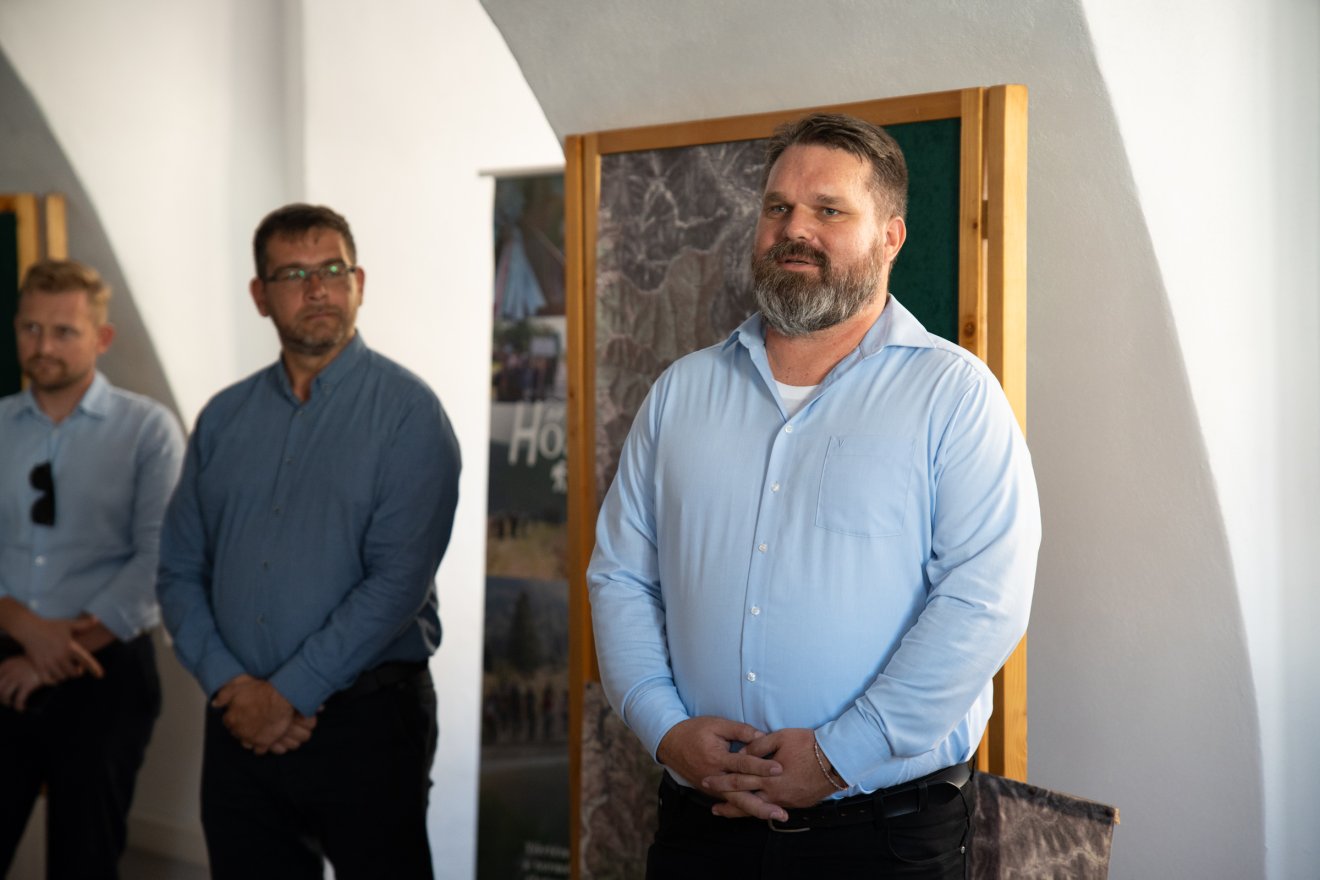 Fodor Tamás konzul maga is gyűjtője a háborús relikviáknak •  Fotó: Tuchiluș Alex