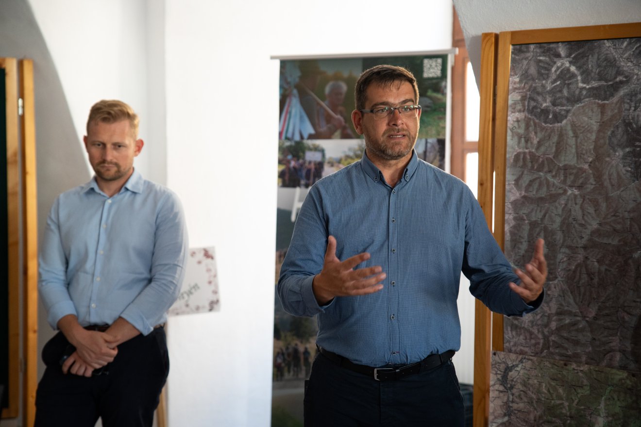 Gáj Nándor szerint a kiállítási anyagbókl érdemes állandó tárlatot szervezni, de más városokban is érdemes bemutatni •  Fotó: Tuchiluș Alex