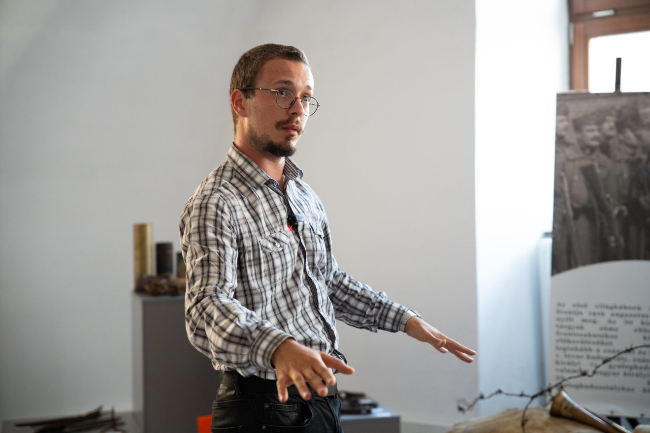 Takács Áron, a tárlat törzsanyagának gyűjtője •  Fotó: Tuchiluș Alex