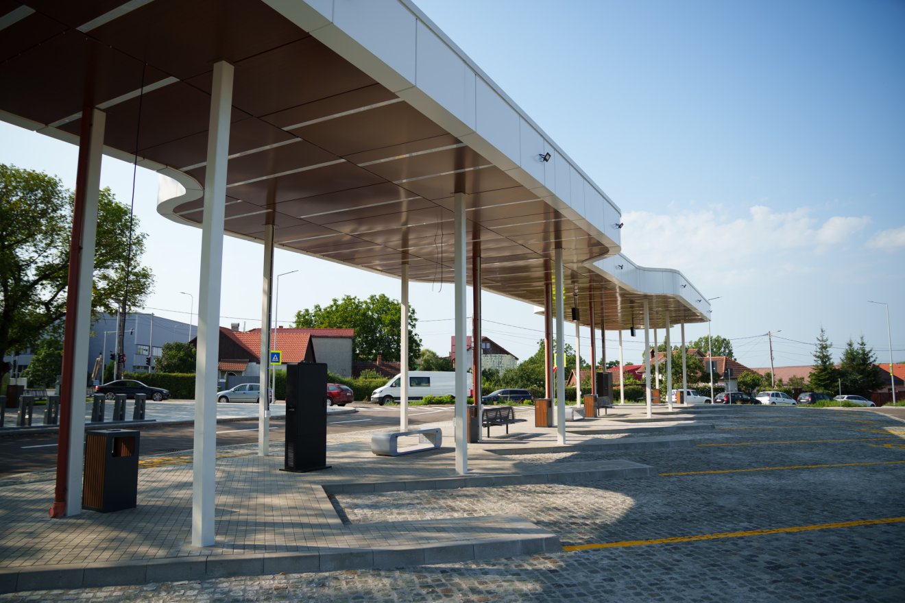 A Brassó felőli kijáratnál levő utasterminál munkálatai is a végéhez közelednek •  Fotó: Tuchiluș Alex