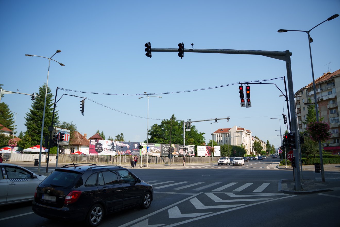 Az új jelzőlámpák a helyükre kerültek, ősszel várható a beüzemelésük •  Fotó: Tuchiluș Alex