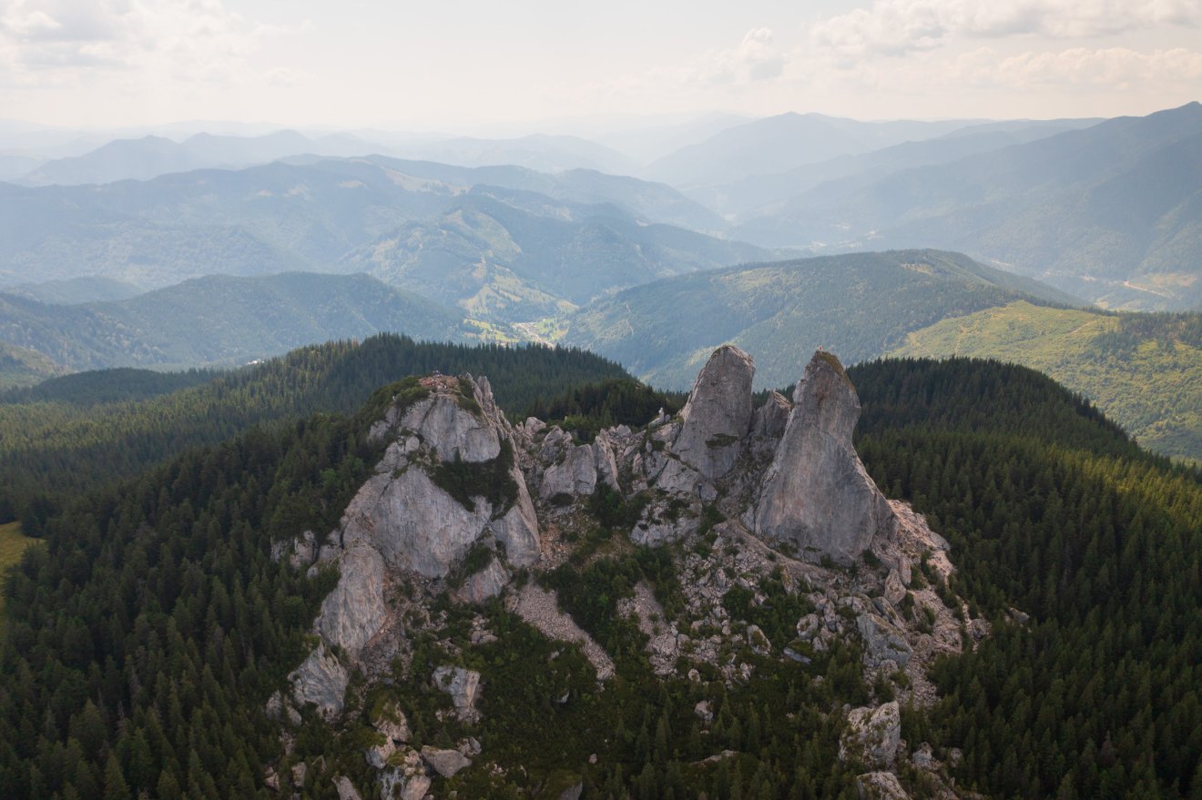 Fejedelemasszony köve (Pietrele Doamnei) madártávlatból •  Fotó: Tuchiluș Alex