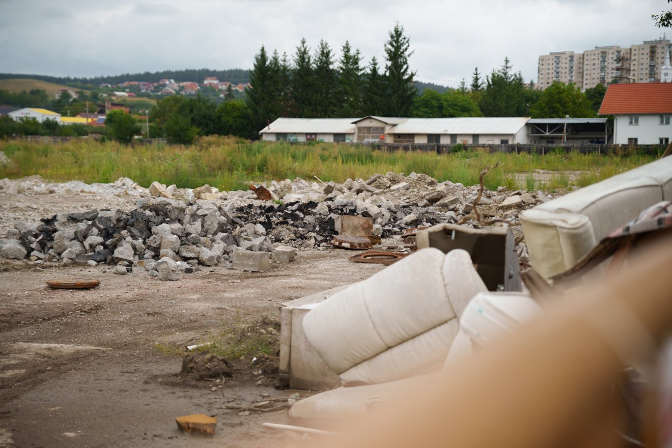 Az építkezési törmelék illegális lerakása legenyhébb esetben is több tízezer lejes bírsággal jár. De akár bűnvádi eljáráshoz is vezethet.