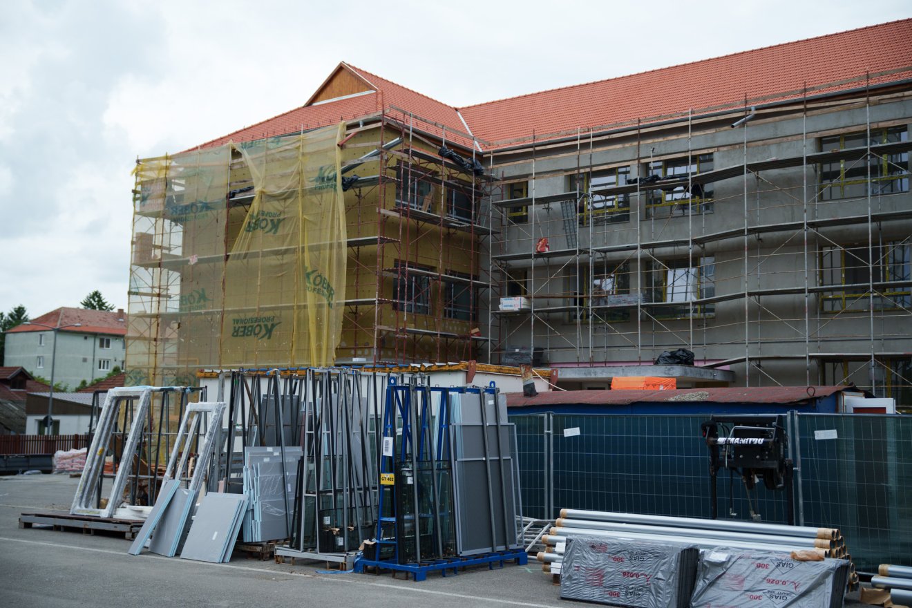 A Váradi József Általános Iskola régi épületének hőszigetelésével 25 százalékban elkészültek