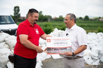 Adományokat vitt a háromszéki árvízkárosultaknak a Katolikus Karitász