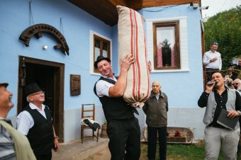 Molnárlegény-avatás, búzaösszeöntés a felsőcsernátoni Malomkertben