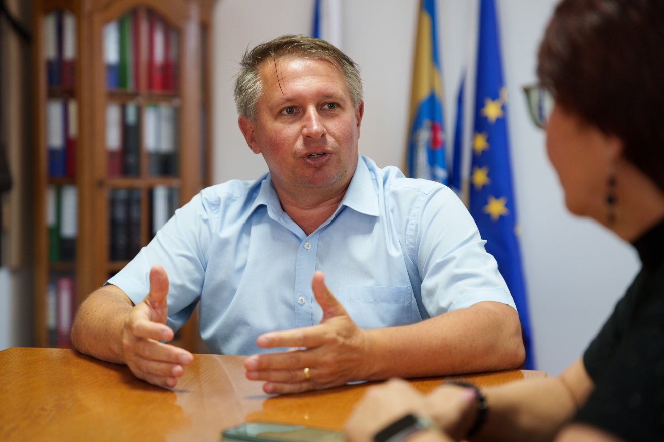 Tánczos Ferenc-Szabolcs polgármester megteszi, amit az infrastruktúráért meg lehet tenni, de munkahelyeket nem tud teremteni. Pedig mindenekfelett ez hiányzik az embereknek •  Fotó: Tuchiluș Alex