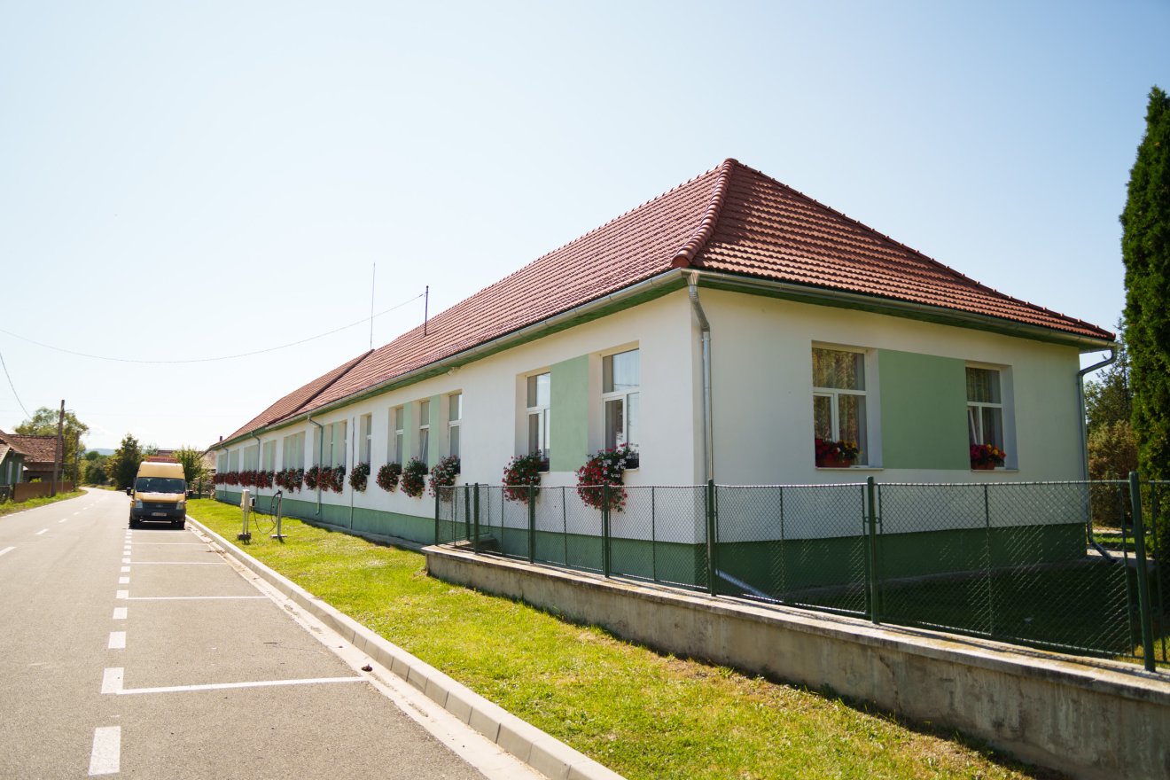 Virágos és világos, tiszta iskolába járhatnak Barátos község gyermekei •  Fotó: Tuchiluș Alex