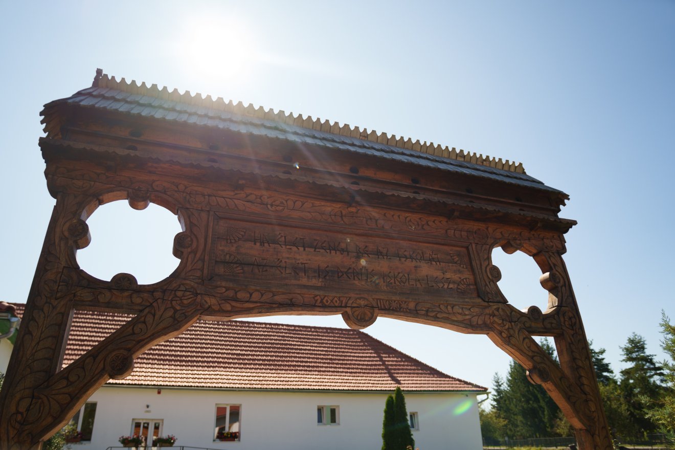 „Ha élet zengi be az iskolát, az élet derűs iskola lesz” – hirdeti a barátosi iskola udvarán levő kapu. •  Fotó: Tuchiluș Alex