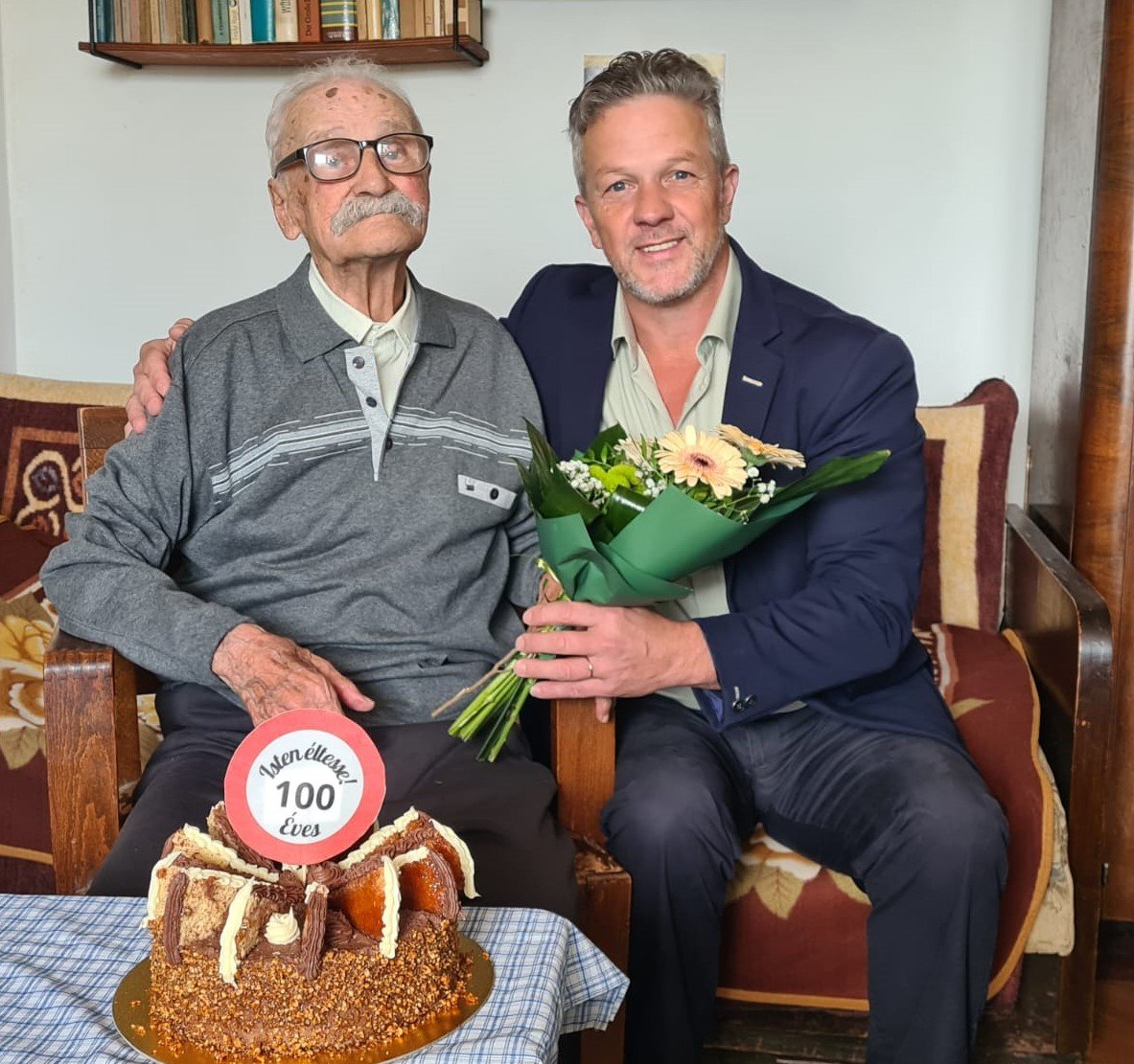 Barót polgármestere köszöntötte az úzvölgyi veteránt • Fotó: Benedek Huszár János/Facebook