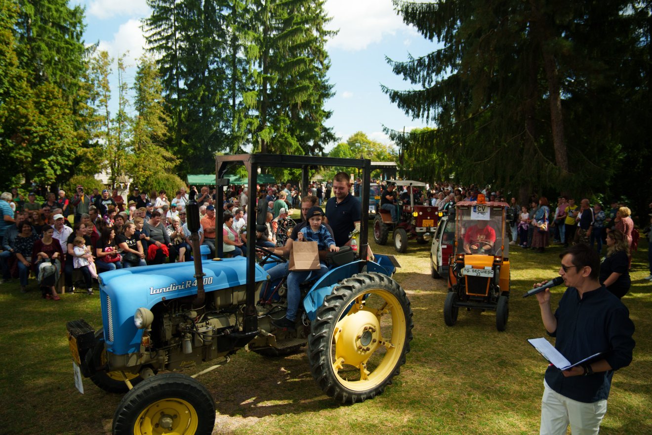 Burogtak, pöfögtek, zakatoltak a motorok •  Fotó: Tuchiluș Alex
