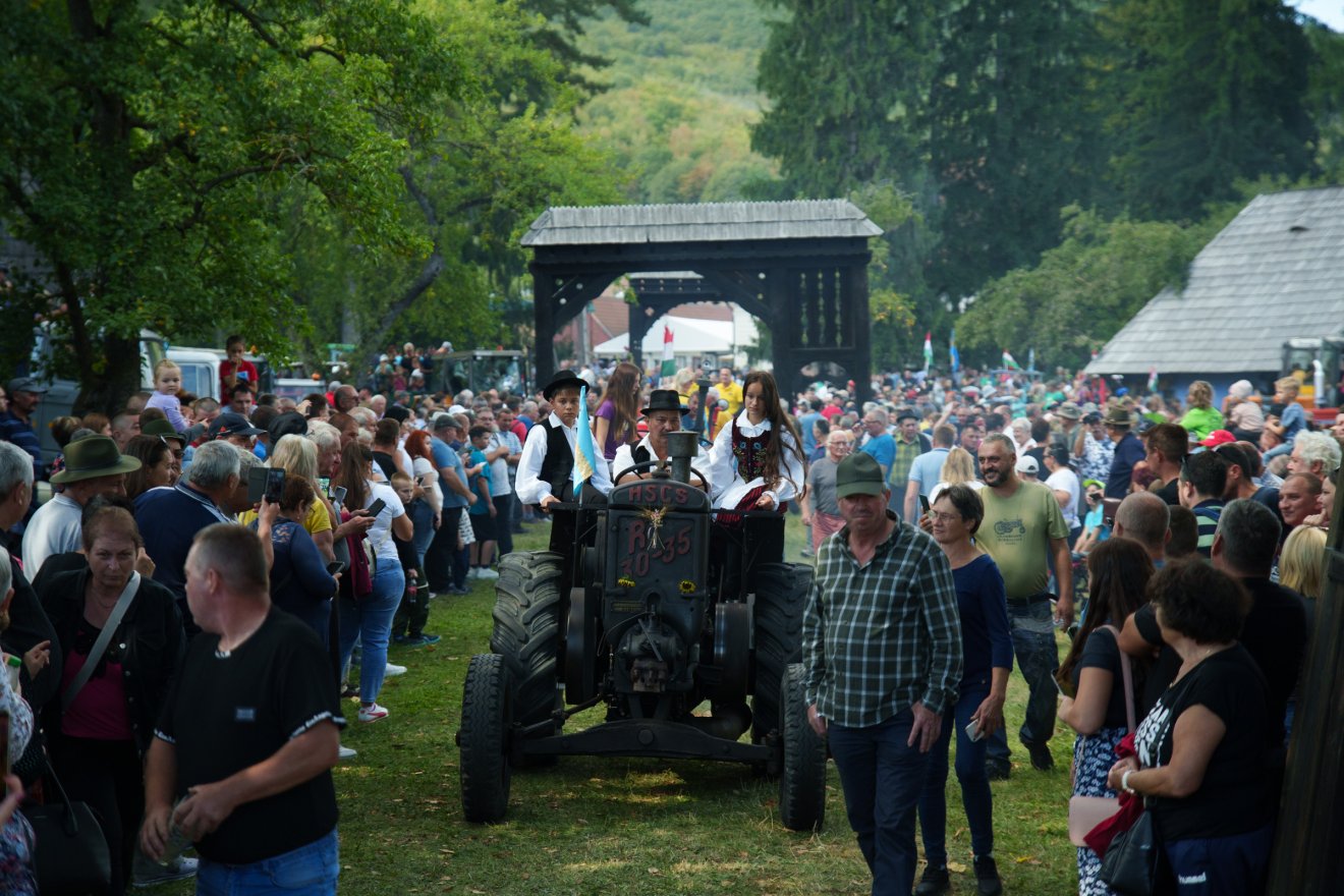 Megközelítőleg hetven járgány vonult fel Alsócsernátonban •  Fotó: Tuchiluș Alex