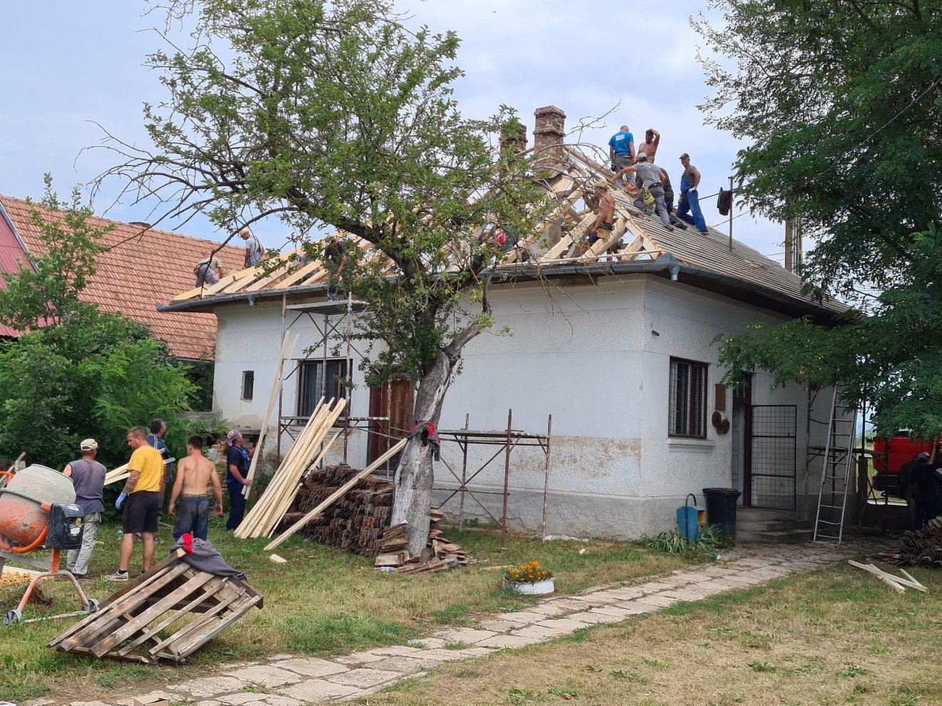 A felsőrákosi iskola épületeit korábban kalákával javították fel a falusiak •  Fotó: Tuchiluș Alex