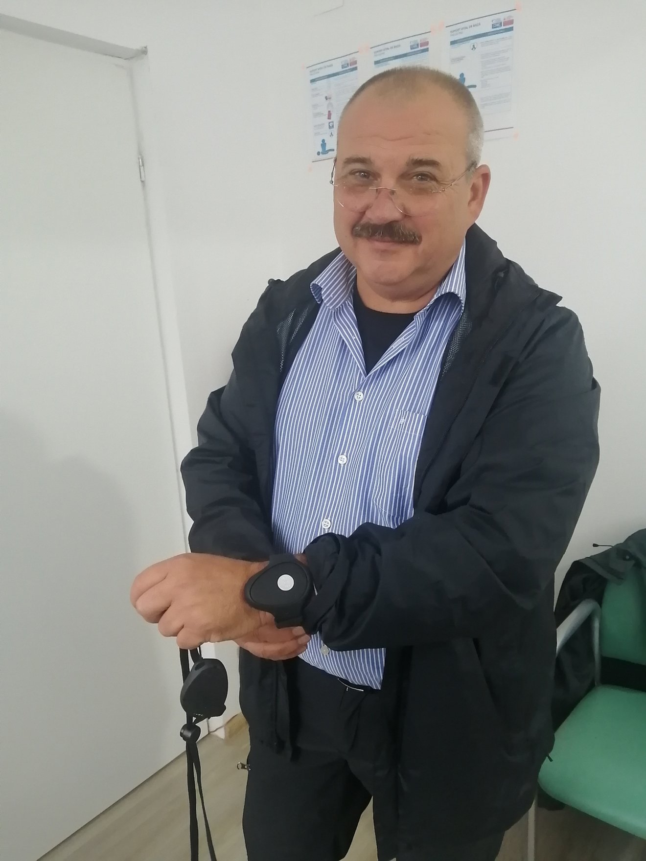 Viselhető óraként, vagy nyakba akasztva, vízálló, nem igényel térerőt, kezelése pofonegyszerű •  Fotó: Bodor Tünde