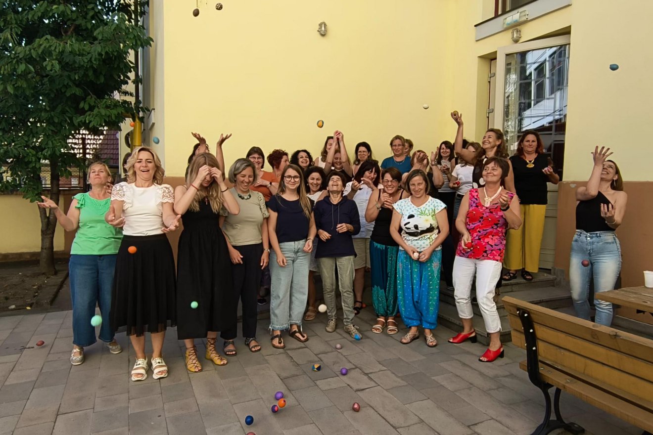 A képzés résztvevői a maguk készítette labdákkal gyakorolták a zsonglőrködést •  Fotó: Barabás Andrea