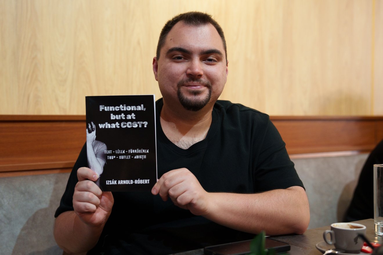 Kétnyelvű könyvet írt a test betegségeiről, függőségekről, idevágó kutatások bemutatásával • Fotó: Tuchiluș Alex