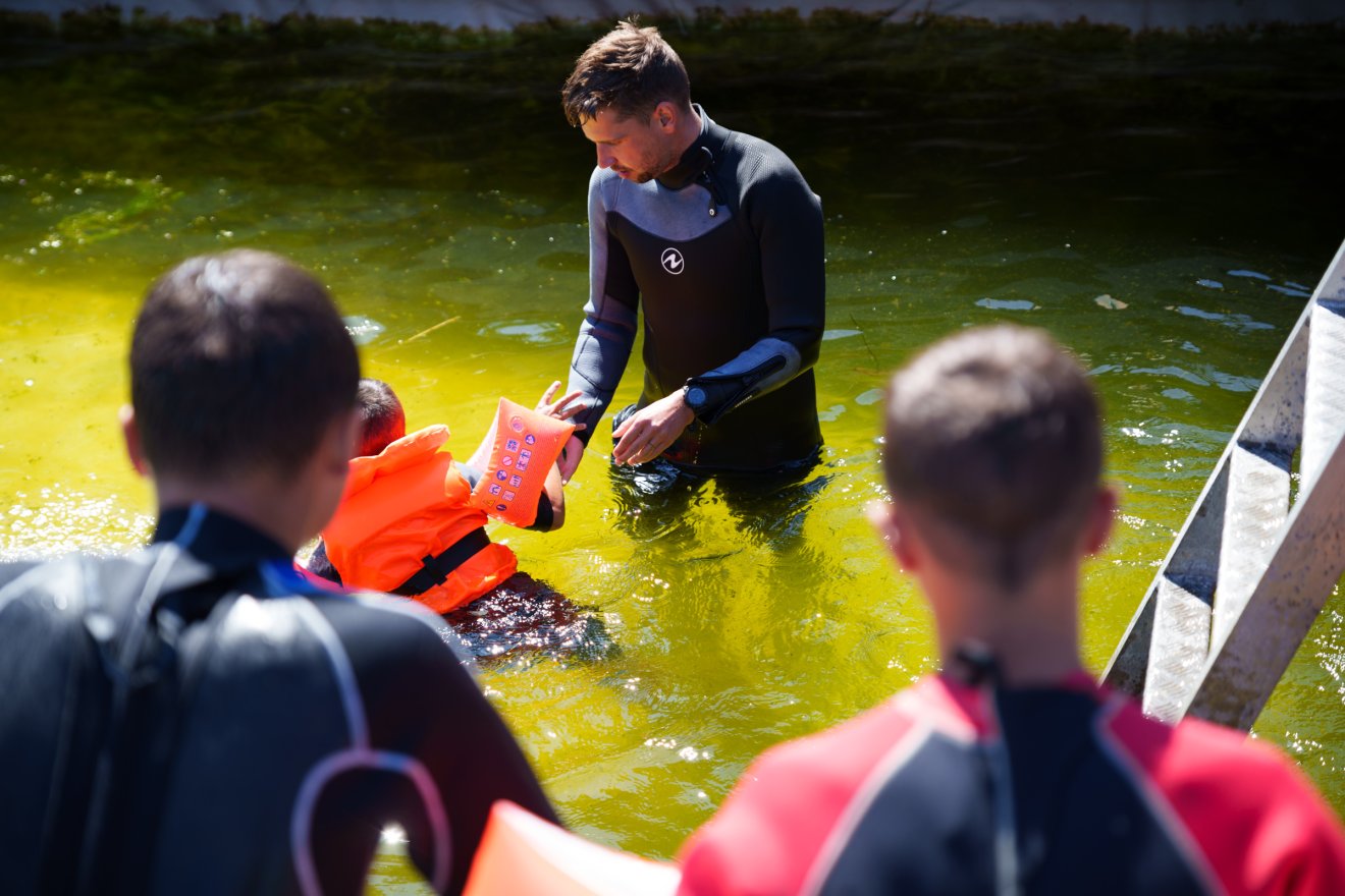 Szabó Kolos búvároktató szerint a gyerekek öröme mindent megér •  Fotó: Tuchiluș Alex