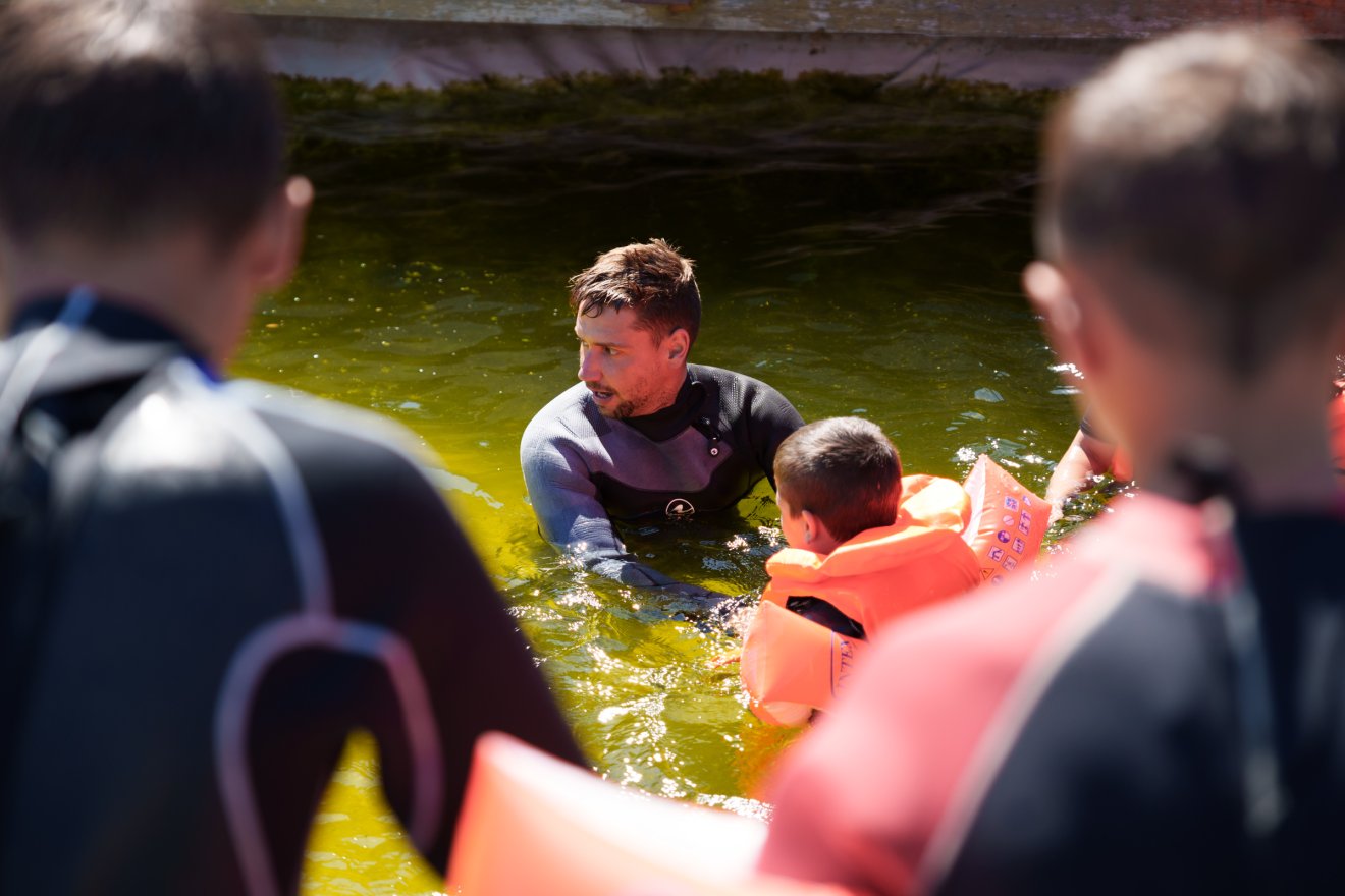 Búvárkodnak, kirándulnak, kempingeznek a gyerekek • Fotó: Tuchiluș Alex