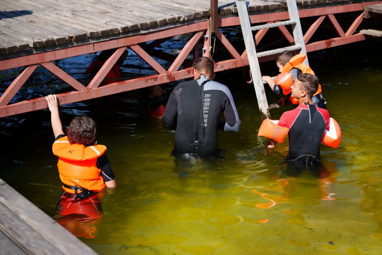 Kicsiknek és nagyoknak is élmény a búvárkodás •  Fotó: Tuchiluș Alex