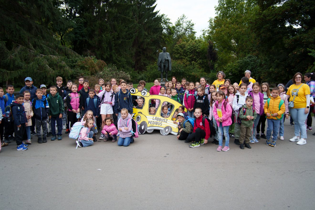 Az iskolafelújítások miatt idén kicsivel kevesebb a Lábbuszozó gyerek, de így is népes a csapat •  Fotó: Tuchiluș Alex